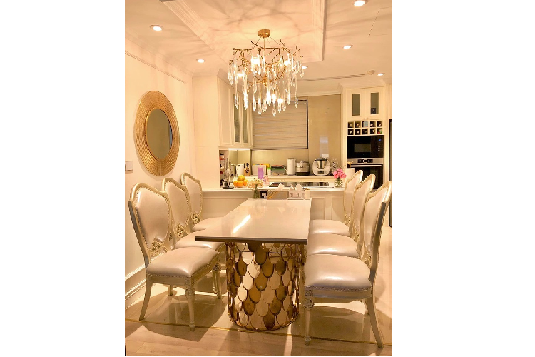 Diệp Chi cho rằng khi đến nhà ai, chỉ cần nhìn vào căn bếp là biết ngay ngôi nhà đó có được chủ nhân “yêu” không, biết ngay nếp sống của từng gia đình chỉ từ việc quan sát. Có lẽ vì lý do này mà nữ MC đã đầu tư khá nhiều để trang hoàng phòng bếp. Khu vực ăn uống được cô trang trí theo phong cách châu Âu. 