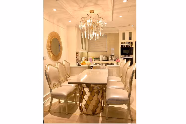 Diệp Chi cho rằng khi đến nhà ai, chỉ cần nhìn vào căn bếp là biết ngay ngôi nhà đó có được chủ nhân “yêu” không, biết ngay nếp sống của từng gia đình chỉ từ việc quan sát. Có lẽ vì lý do này mà nữ MC đã đầu tư khá nhiều để trang hoàng phòng bếp. Khu vực ăn uống được cô trang trí theo phong cách châu Âu. 