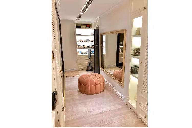 Cô cho biết tất cả áo, váy, túi, giày đều được cất hết trong phòng này. Ở đây còn có máy giặt khô để âm một phần vào tủ và bàn là để cạnh tủ quần áo. "Nếu nhà nhiều đồ, hãy làm thật nhiều tủ. Tủ to, tủ bé đủ hết nhé. Thế thì sẽ khỏi phải chất đống đồ lên, hoặc túi to túi nhỏ rất lộn xộn trong nhà. Mesumo có những ngăn tủ siêu to đựng được cả những chiếc vali size lớn, cũng có ngăn tủ bé xíu đựng các loại đinh ốc hay các món đồ nhỏ.