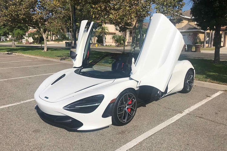 McLaren 720S Spider chỉ mất thời gian 11 giây để thực hiện thao tác đóng hoặc mở mui xe. Nội thất siêu xe McLaren 720S Spider chuẩn bị về Việt Nam. McLaren 720S Spider được xem là siêu xe mui trần có thời gian đóng và mở mui nhanh nhất thế giới hiện nay.