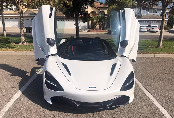 Phong trào chơi siêu xe McLaren 720S tại Việt Nam bắt đầu nóng lên trở lại khi một doanh nhân Vũng Tàu đã đặt mua chiếc McLaren 720S màu tím Latana từ đại lý McLaren ở Đức. Chỉ một tháng sau đó xe đã có mặt tại Việt Nam. Chưa dừng lại đó, gần đây còn rộ lên tin đồn một thành viên trong đoàn Car Passion đang có ý định đưa phiên bản mui trần của chiếc siêu xe McLaren 720S về Việt Nam.