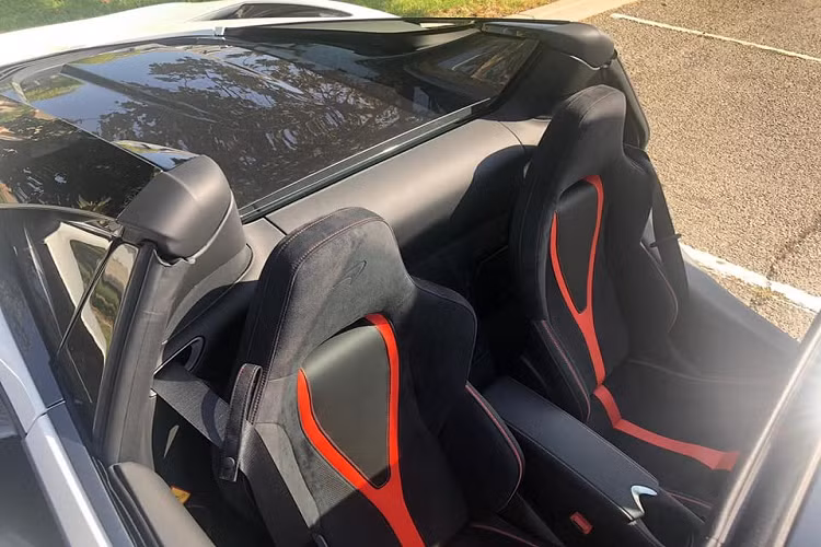 Tại các thị trường Đông Nam Á khác như Thái Lan hay Malaysia, McLaren 720S Spider có giá khởi điểm từ 1.218 triệu RM (tương đương 6,7 tỷ đồng) ở Malaysia chưa bao gồm thuế. Còn mức giá bán siêu xe mui trần McLaren 720S Spider tại Thái Lan là 29,5 triệu Baht (tương đương 21,5 tỷ đồng) đắt gấp 3 lần giá xuất xưởng.