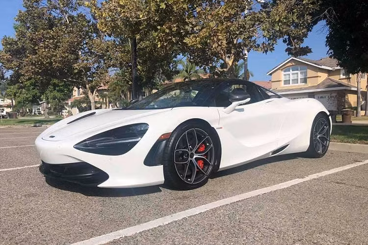 Có vẻ như sau khi đã quá quen mặt với những chiếc McLaren 720S Coupe, giới nhà giàu Việt đang để mắt đến phiên bản mui trần McLaren 720S Spider. Hiện đây cũng chính là dòng siêu xe có thời gian đóng và mở mui nhanh nhất thế giới hiện nay. McLaren 720S Spider chỉ cần 11 giây để thực hiện việc đóng hoặc mở mui. Con số này trên các dòng siêu xe khác dao động từ 15 giây đến 21 giây.