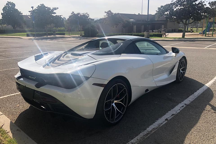 Điều này cũng đồng nghĩa chủ xe có thể phải ra biển CV hay NG như cặp đôi McLaren 720S Coupe đầu tiên về Việt Nam. Hy vọng khi chiếc siêu xe mui trần McLaren 720S Spider màu trắng của thành viên Car Passion về Việt Nam sẽ hoàn thành được các biểu thuế để ra biển trắng.