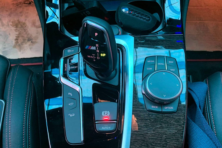 Chiếc BMW X4 này chưa được trang bị gói tuỳ chọn cao cấp nhất, thể hiện ở bộ vành M 19 inch 5 chấu kép và vô-lăng cơ bản.