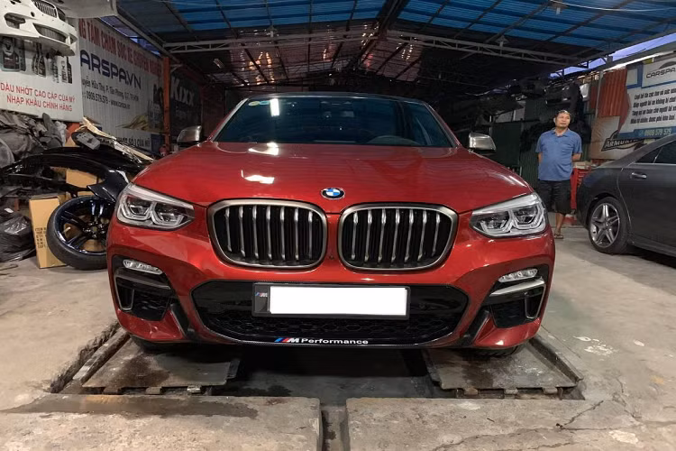 Điểm ấn tượng nhất của chiếc xe BMW X4 M40i mới này chính là khối động cơ 6 xy-lanh, dung tích 3 lít, công suất 360 mã lực và mô-men xoắn 500 Nm, kết hợp số tự động 8 cấp và hệ dẫn động 4 bánh.
