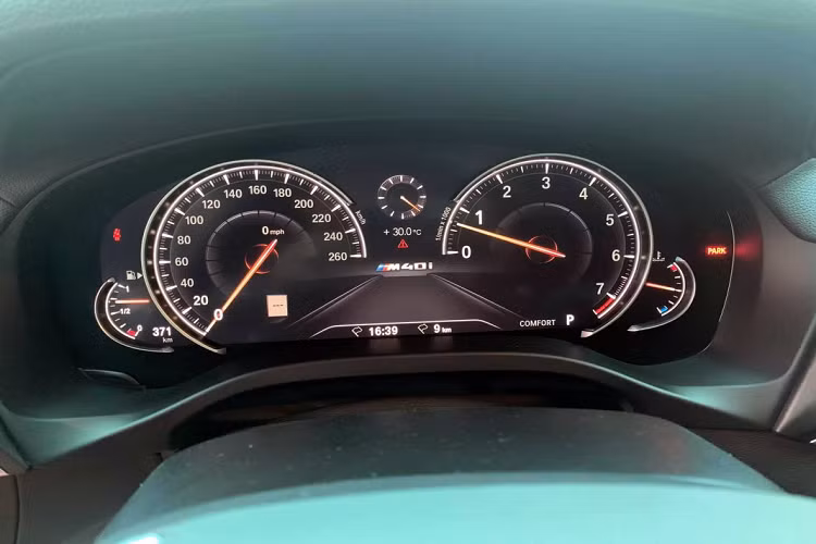 Thiết kế tổng thể nội thất chiếc X4 M40i tương đồng phiên bản BMW X4 xDrive20i chính hãng. Tuy nhiên, nếu để ý kỹ, có thể thấy một số trang bị hiện đại hơn như màn hình trung tâm 10,25 inch và đồng hồ dạng kỹ thuật số kích thước 12,3 inch sau vô-lăng.