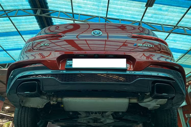 BMW công bố thời gian tăng tốc 0-100 km/h của xe là trong 4,9 giây. Bản X4 xDrive20i chính hãng sử dụng động cơ 2 lít, công suất 184 mã lực và mô-men xoắn 290 Nm. Khả năng tăng tốc 0-100 km/h trong 8,3 giây.