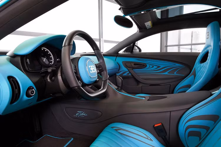 Chiếc Bugatti Chiron Zebra 1 of 1 này được xây dựng trên nền tảng của Bugatti Chiron Sport, điều này có nghĩa nó sẽ sở hữu khả năng linh hoạt cao hơn và cảm giác lái tốt hơn so với những chiếc Chiron tiêu chuẩn khác.