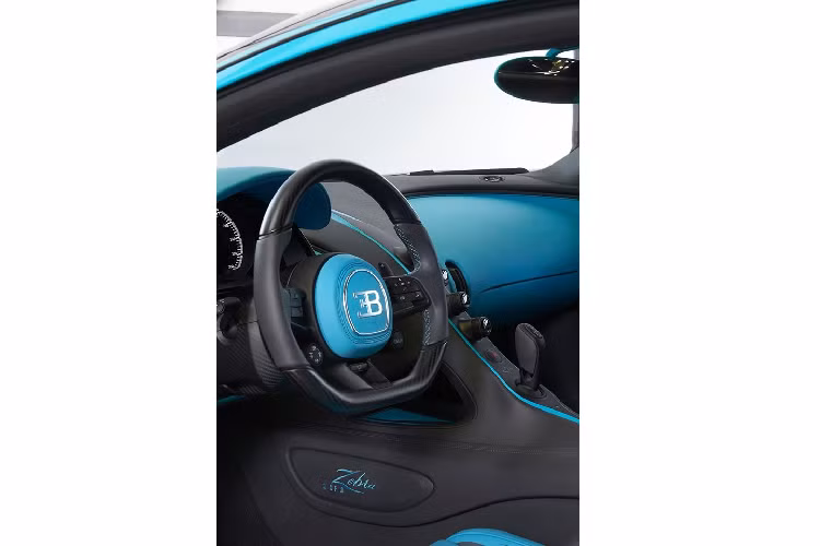 Trước khi thực hiện việc đặt các đường sơn thủ công lên nền sơn xanh của Zebra 1 of 1, các nghệ nhân của hãng siêu xe này đã phải sư dụng một chiếc Bugatti Chiron khác, màu trắng, để đưa các bản thảo thiết kế lên trước và điều chỉnh lại chúng. Sau đó, từng đường sơn đen được những nghệ nhân này đặt lên nền sơn xanh dương của Bugatti Chiron Zebra 1 of 1.