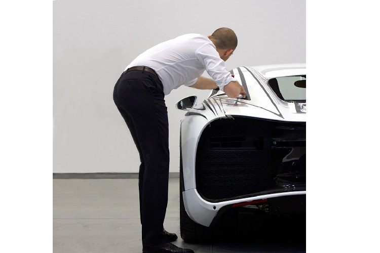 Sau khi L’or Blanc ra mắt, kiểu phối màu này được sử dụng nhiều hơn trên những chiếc Veyron khác, một trong số đó là L’or Rouge. Quay lại với Zebra 1 of 1, đây là chiếc Chiron đầu tiên ở thời điểm này sử dụng phối màu độc đáo này.