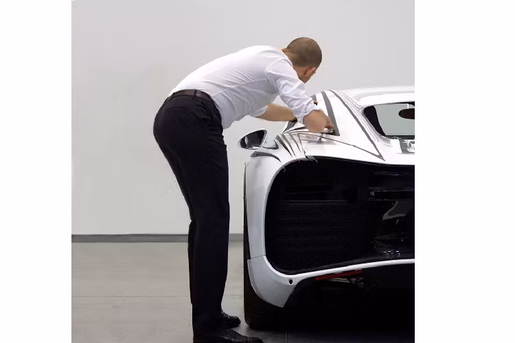 Sau khi L’or Blanc ra mắt, kiểu phối màu này được sử dụng nhiều hơn trên những chiếc Veyron khác, một trong số đó là L’or Rouge. Quay lại với Zebra 1 of 1, đây là chiếc Chiron đầu tiên ở thời điểm này sử dụng phối màu độc đáo này.