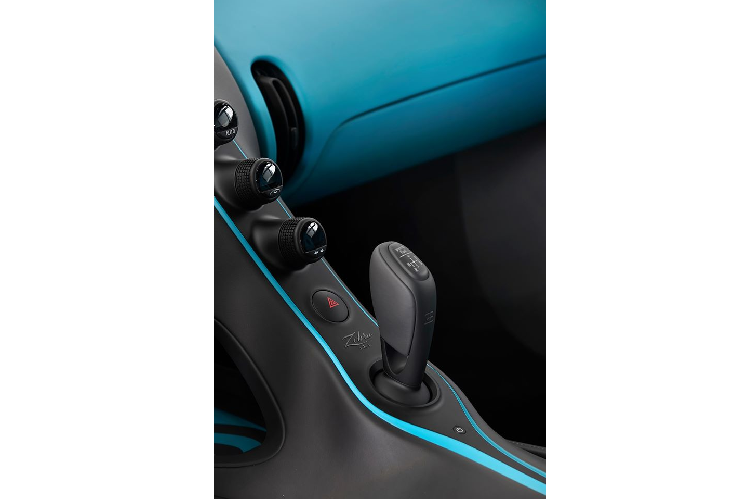 Từng đường, từng đường sơn được đặt thủ công, tỉ mỉ và chính xác đến từng milimet. Mỗi đường kẻ sọc này tốn đến nhiều tuần làm việc để hoàn thành và được giám sát một cách chặt chẽ bởi Phó giám đốc thiết kế của Bugatti – ông Frank Heyl.