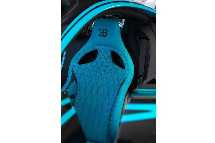 Không chỉ dừng lại ở phối màu bên ngoài, hai màu sắc đen – xanh dương còn được chủ nhân lựa chọn để hoàn thiện nội thất bên trong. Sắc xanh Titanic Blue tiếp tục được sử dụng ở bảng táp-lô cùng ghế ngồi và nhiều chi tiết khác. Kết hợp với màu xanh này là da màu đen cùng da màu xám (Gunpowder) hòa quyện hài hòa tạo nên những đường nét giống với ngoại thất của xe.