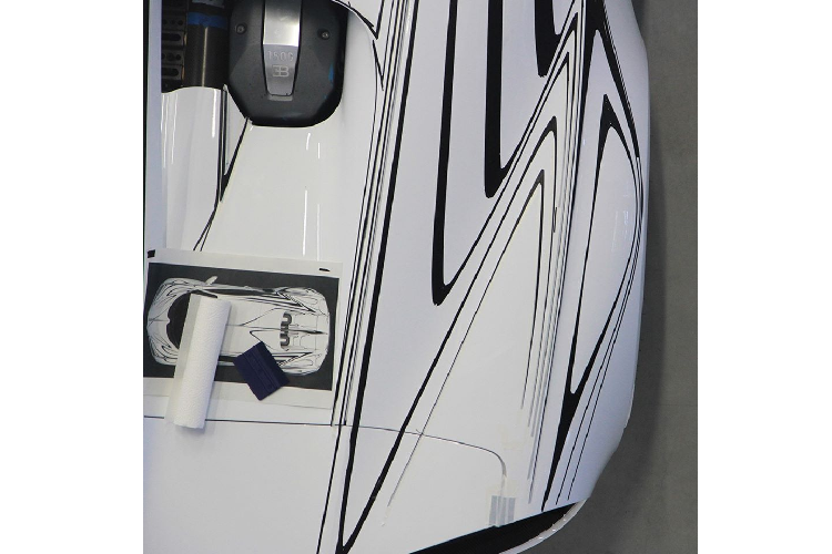 Trên siêu xe Bugatti Chiron Zebra 1 of 1, ta lại được diện kiến những đường chỉ màu được bố trí uốn lượn khắp bên ngoài ngoại thất của xe. Kiểu phối màu này lần đầu tiên được sử dụng trên Bugatti Veyron L’or Blanc, trên chiếc Veyron khi đó, những chi tiết được tạo nên từ gốm sứ và được phủ một cách thủ công, từng đường, từng đường một lên phía trên lớp sơn màu xanh đậm của xe trước khi được đánh bóng và phủ bóng