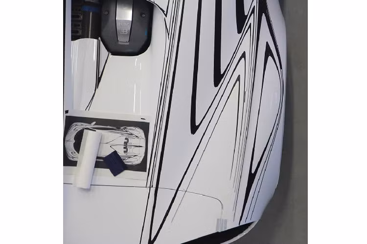 Trên siêu xe Bugatti Chiron Zebra 1 of 1, ta lại được diện kiến những đường chỉ màu được bố trí uốn lượn khắp bên ngoài ngoại thất của xe. Kiểu phối màu này lần đầu tiên được sử dụng trên Bugatti Veyron L’or Blanc, trên chiếc Veyron khi đó, những chi tiết được tạo nên từ gốm sứ và được phủ một cách thủ công, từng đường, từng đường một lên phía trên lớp sơn màu xanh đậm của xe trước khi được đánh bóng và phủ bóng