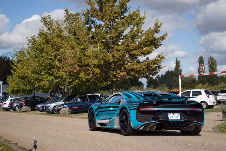 Phía sau khoang lái vẫn là sự hiện diện của khối động cơ W16 dung tích 8.0 lít với bốn bộ tăng áp quen thuộc. Động cơ này sản sinh công suất tối đa lên đến 1.500 mã lực và mô-men xoắn cực đại đạt 1.600 Nm. Siêu xe triệu đô này chỉ mất thời gian 2,5 giây có thể tăng tốc lên 100 km/h từ vị trí xuất phát trước khi đạt vận tốc tối đa 420 km/h.