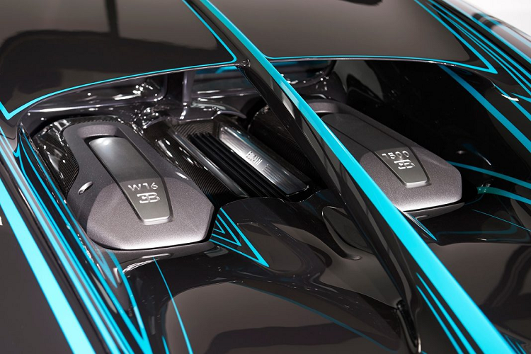 Trong những tấm hình được chụp trong lúc Bugatti thử nghiệm chiếc Zebra 1 of 1 này trên những con đường bên ngoài nhà máy, ta có thể dễ dàng nhận thấy phần cản sau với bộ giảm chấn bằng cao su. Điều này có nghĩa, chiếc Chiron Zebra này là sản phẩm dành cho một khách hàng tại thị trường Mỹ, nơi duy nhất trên thế giói mà Bugatti Chiron phải lắp thêm hai miếng giảm chấn nhằm phù hợp với luật pháp của nước này.