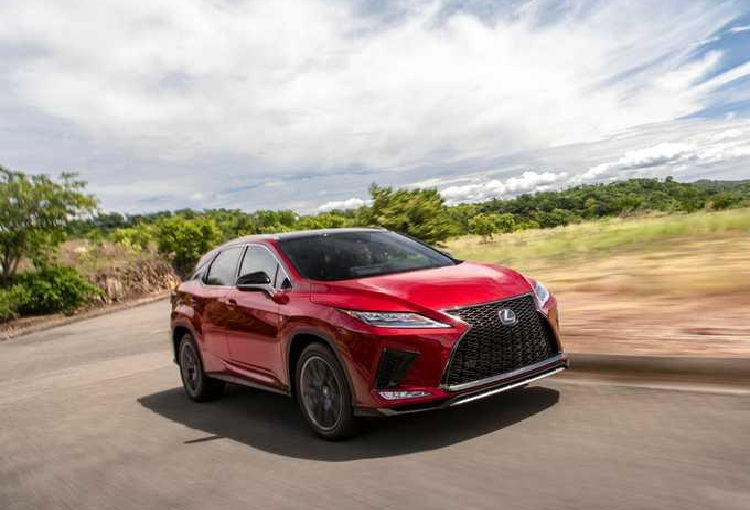 Thế hệ RX350 mới sử dụng động cơ V6 3.5L, công suất 295 mã lực. Trên đường thử tại Costa Rica, chiếc xe đã thể hiện tốt với hệ thống treo cứng hơn, các thanh chống lật phía trước và phía sau dày hơn, cộng với hệ thống hỗ trợ ôm cua tự động (Active Cornering Assist) và hệ thống ổn định thân xe đã được hiệu chỉnh để xe ôm cua tốt hơn.