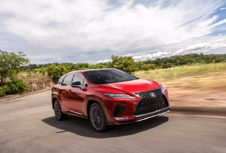 Thế hệ RX350 mới sử dụng động cơ V6 3.5L, công suất 295 mã lực. Trên đường thử tại Costa Rica, chiếc xe đã thể hiện tốt với hệ thống treo cứng hơn, các thanh chống lật phía trước và phía sau dày hơn, cộng với hệ thống hỗ trợ ôm cua tự động (Active Cornering Assist) và hệ thống ổn định thân xe đã được hiệu chỉnh để xe ôm cua tốt hơn.