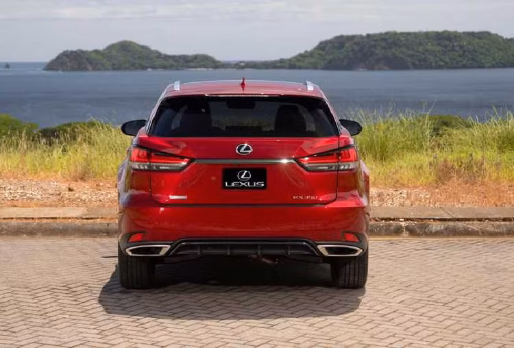 Đèn hậu tạo hình chữ L, giống phong cách thiết kế các mẫu LC Coupe và LS Sedan mới. Theo đánh giá tổng thể, các chi tiết trên mẫu RX mới vẫn mang màu sắc thiết kế quen thuộc của Lexus, song đã liền lạc, gắn kết hơn.