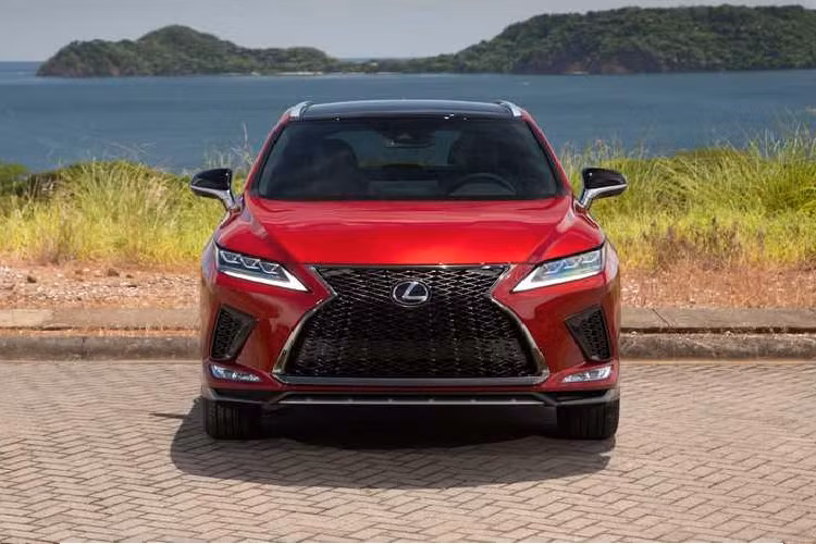 Phần đầu xe RX350 đã được thiết kế đèn pha mảnh hơn, nhìn thoáng mắt hơn, đèn sương mù được tích hợp với cản trước. Lưới tản nhiệt có thiết kế mắt lưới mới. 