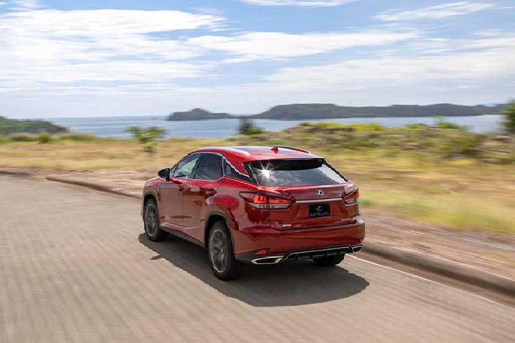 Hộp số 8 cấp của xe được đánh giá là khá mượt mà, điều phối tốt ở những cung đường có địa hình khác nhau. Với gói F Sport tùy chọn, bộ giảm chấn của xe sẽ sử dụng loại tốt hơn, vô lăng có sưởi, bổ sung chế độ lái Sport+ và tùy biến chế độ lái ngoài 3 chế độ lái tiêu chuẩn là Eco, Comfort và Sport.