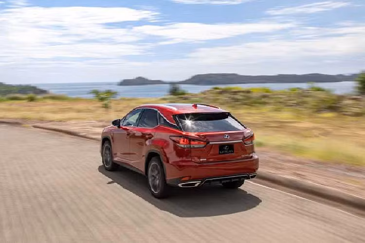 Hộp số 8 cấp của xe được đánh giá là khá mượt mà, điều phối tốt ở những cung đường có địa hình khác nhau. Với gói F Sport tùy chọn, bộ giảm chấn của xe sẽ sử dụng loại tốt hơn, vô lăng có sưởi, bổ sung chế độ lái Sport+ và tùy biến chế độ lái ngoài 3 chế độ lái tiêu chuẩn là Eco, Comfort và Sport.