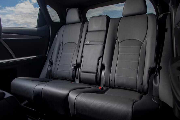 Hàng ghế sau của Lexus RX350 được đánh giá là vừa đủ dùng, không quá rộng rãi và dễ chịu.