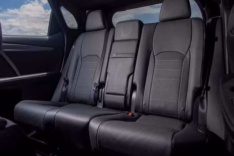 Hàng ghế sau của Lexus RX350 được đánh giá là vừa đủ dùng, không quá rộng rãi và dễ chịu.
