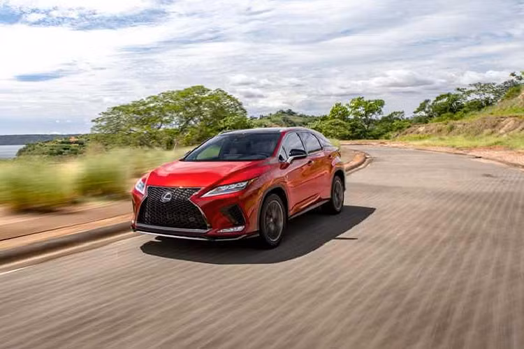 Giá xe Lexus RX350 2020 thế hệ mới được chào bán từ 4.5000 USD, xe được trang bị thêm nhiều tính năng an toàn như phiên bản mới nhất của hệ thống Lexus Safety System+ bao gồm những tính năng như cảnh báo va chạm, kiểm soát hành trình chủ động, hỗ trợ giữ làn và nhận diện biển báo. 