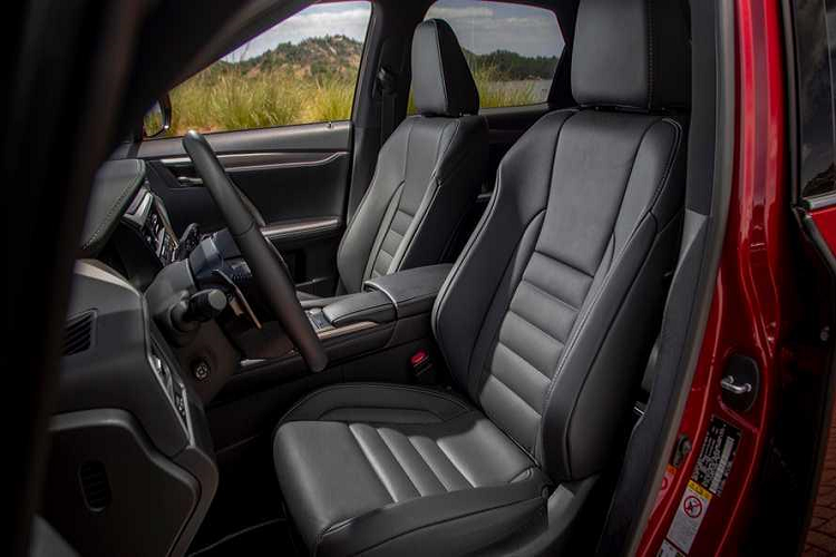 Nội thất mẫu xe sang Lexus RX350 facelift 2020 không có nhiều thay đổi. Ghế ngồi chỉnh điện, bọc da cao cấp, thiết kế thể thao. 