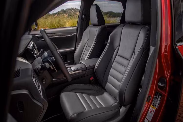 Nội thất mẫu xe sang Lexus RX350 facelift 2020 không có nhiều thay đổi. Ghế ngồi chỉnh điện, bọc da cao cấp, thiết kế thể thao. 