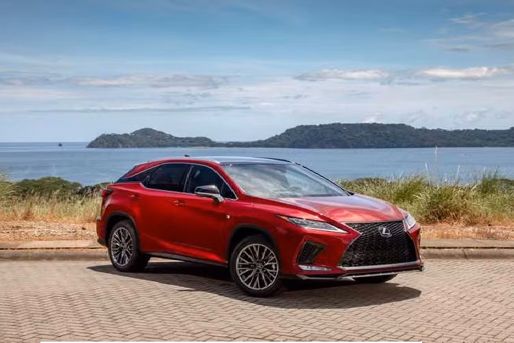 Về ngoại thất, Lexus RX350 facefift 2020 đã được tinh chỉnh lại một số chi tiết nhưng vẫn giữ được dáng vẻ thể thao, mạnh mẽ và thời trang. 