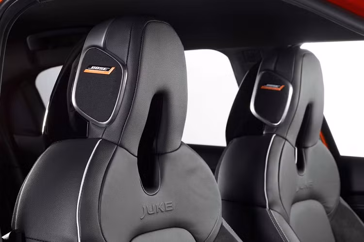 Bên các trang bị tiện nghi, Nissan Juke 2020 còn sở hữu loạt trang bị công nghệ hỗ trợ người lái như hệ thống lái bán tự động ProPilot, hệ thống giữ làn đường, giữ an toàn với xe đối diện, hệ thống phanh khẩn cấp thông minh với nhận dạng người đi bộ và người đi xe đạp, hệ thống hỗ trợ tốc độ thông minh, cảnh báo giao thông phía sau, cảnh báo điểm mù và hỗ trợ biển báo giao thông.