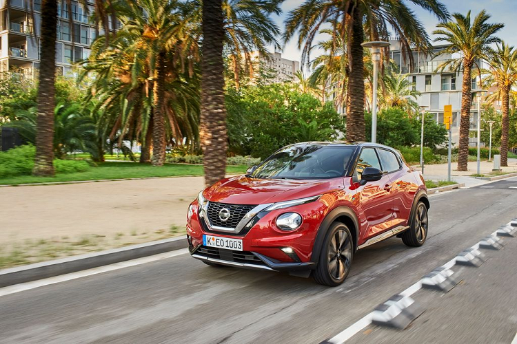 Tại thời điểm ra mắt, Nissan cho biết, Juke 2020 sẽ đến tay khách hàng với 11 màu sắc ngoại thất, trong đó có tuỳ chọn 3 màu mui xe (mui và thân xe là 2 màu tương phản) và kích thước mâm xe bản cao cấp lên tới 19 inch.