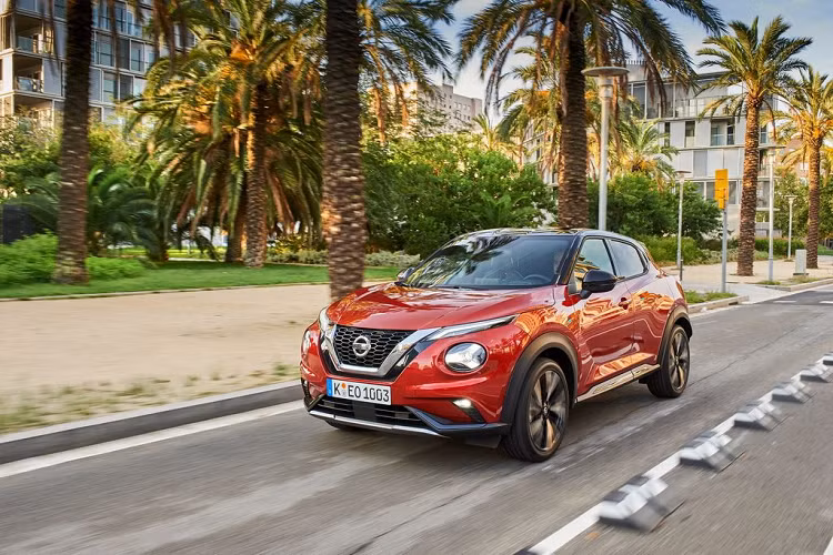 Tại thời điểm ra mắt, Nissan cho biết, Juke 2020 sẽ đến tay khách hàng với 11 màu sắc ngoại thất, trong đó có tuỳ chọn 3 màu mui xe (mui và thân xe là 2 màu tương phản) và kích thước mâm xe bản cao cấp lên tới 19 inch.
