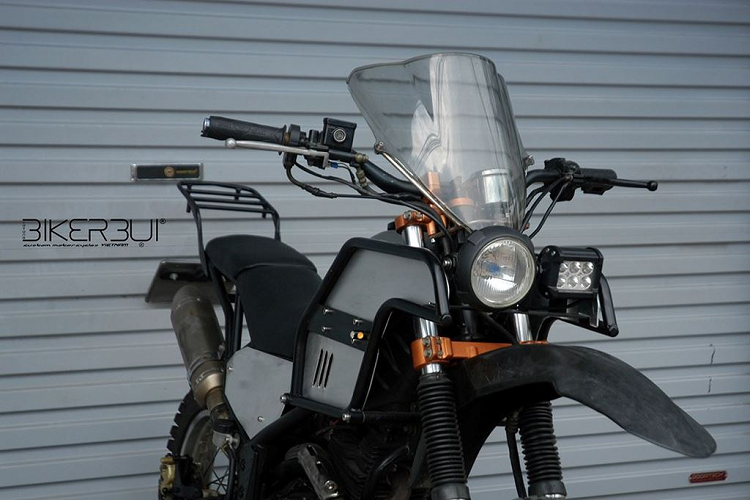 Bản độ cào cào Yamaha Tricker XG 250 độ phong cách Rally Raid trong bài (bên trái).