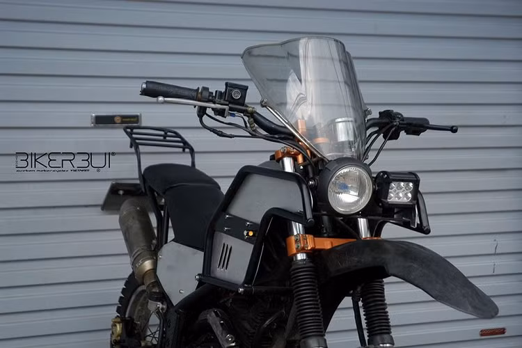 Bản độ cào cào Yamaha Tricker XG 250 độ phong cách Rally Raid trong bài (bên trái).