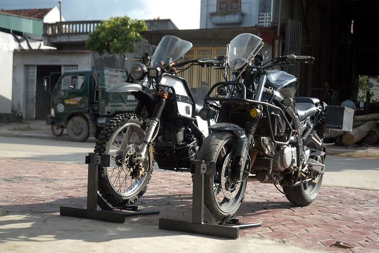 Theo chia sẻ của chủ nhân, ở bản độ này, phía sau xe còn có thêm modul thùng đựng đồ phía sau rất tiện lợi, dễ dàng tháo lắp. Dàn chân của bản độ này vẫn sử dụng phuộc zin nguyên bản và cặp vành để đảm bảo hoạt động. Lốc trước sau đã lên lốp gai địa hình, so với lốp zin gai bán địa hình giúp tăng độ bám đối với các địa hình khó với thông số 80/100-19 và 100/90-16.