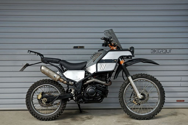 Theo đó, dòng Rally Raid tương tự những chiếc môtô đua tại giải Dakar nổi tiếng về mặt hiệu năng sử dụng: vừa đủ tiện nghi và thoải mái cho các cung đường dài, nhưng đồng thời vẫn có độ linh hoạt và khả năng vượt địa hình gần chạm tới được các dòng motocross hay enduro.