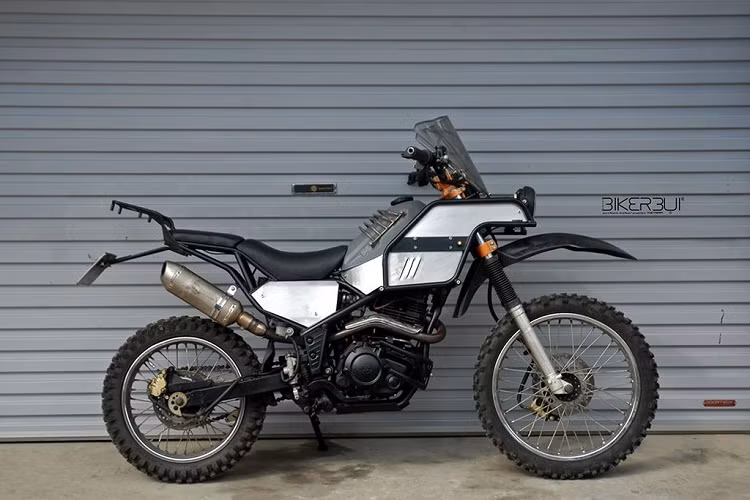 Theo đó, dòng Rally Raid tương tự những chiếc môtô đua tại giải Dakar nổi tiếng về mặt hiệu năng sử dụng: vừa đủ tiện nghi và thoải mái cho các cung đường dài, nhưng đồng thời vẫn có độ linh hoạt và khả năng vượt địa hình gần chạm tới được các dòng motocross hay enduro.