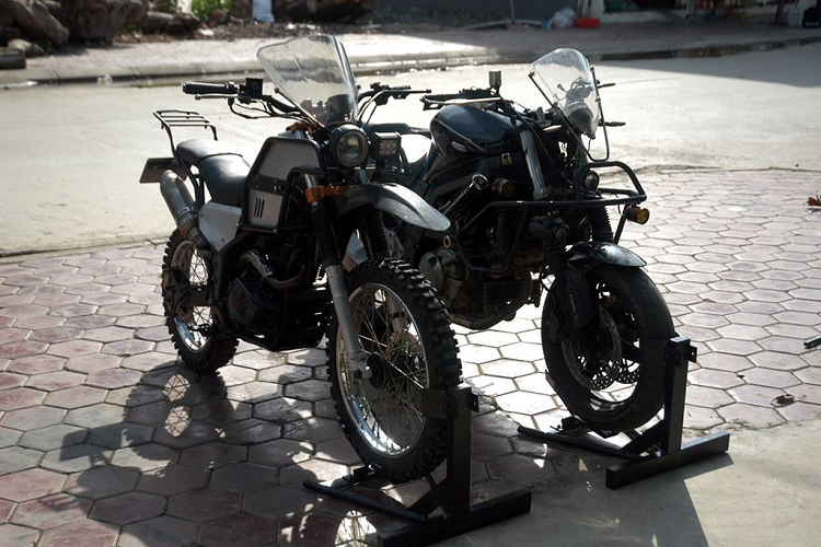 Phía trước, phần kính chắn gió được độ lại để đảm bảo không cạ phần khung bọc đầu, giúp hỗ trợ tầm nhìn trong quá trình di chuyển.