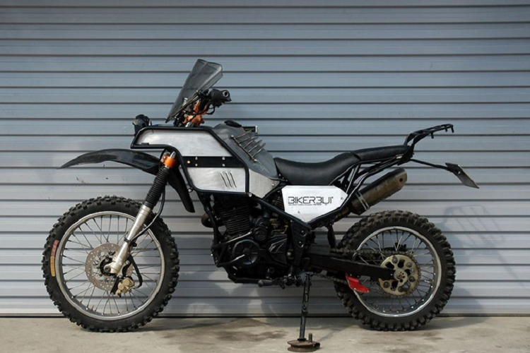 Qua tìm hiểu, người thực hiện bản độ này là anh Lê Ngọc Tú (Biệt danh Võ Tòng) – chủ garage Biker Bụi tại Ninh Bình. Trao đổi với phóng viên, anh Võ Tòng nói: “Ý tưởng độ chiếc xe này được hình thành từ những chuyến đi của mình, mình còn gọi là đi bụi. Mình cần một chiếc mang hơi hướng adventure với đủ tiện nghi, nên đã bắt tay thực hiện bản độ này. Trước đây mình cũng đã thực hiện một vài bản độ tương tự.” 