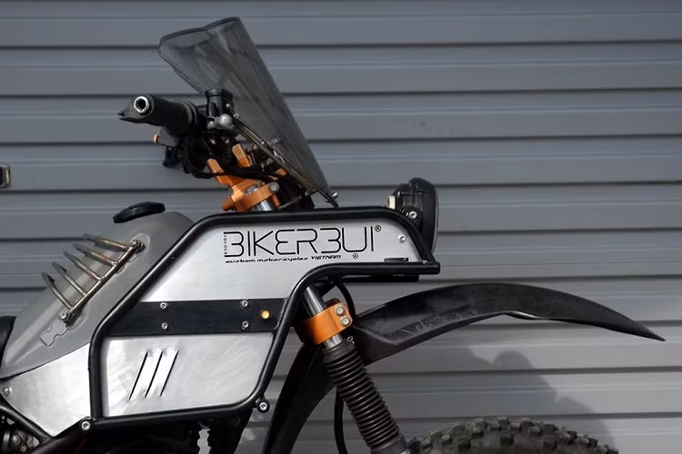 So với chiếc nguyên bản thì ở bản độ này đã được thiết kế và tinh chỉnh lại phần khung đuôi. Đồng thời, người thợ cũng gia cố thêm phần khung bảo vệ bọc đầu, phần khung bảo vệ máy và ốp gầm thép để bảo vệ cho động cơ trong những chuyến đi rừng. 