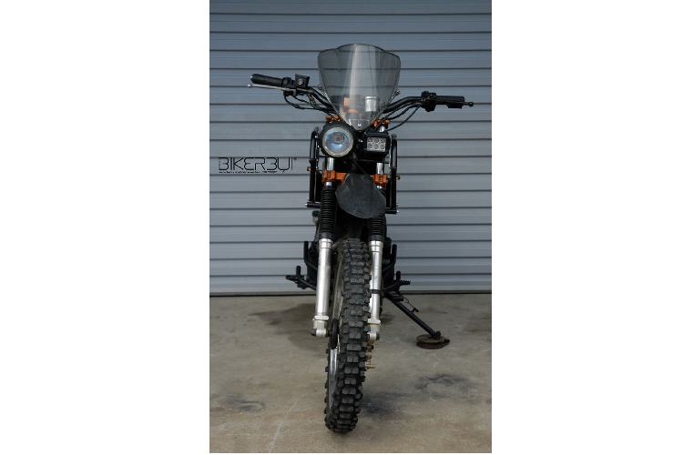 Bản độ này vẫn sử dụng động cơ nguyên bản của chiếc Yamaha Tricker XG 250, với động cơ SOHC 4 thì, dung tích 249cc cho sức mạnh tối đa 20,7 mã lực tại 7.500 vòng/phút và mô-men xoắn cực đại 20.5 Nm tại vòng tua máy 6.500 vòng/phút. Kết hợp cùng hộp số côn tay, 5 cấp. Chi tiết ống xả nguyên bản được thay thế bằng ống xả độ cho tiếng nổ cảm xúc hơn.