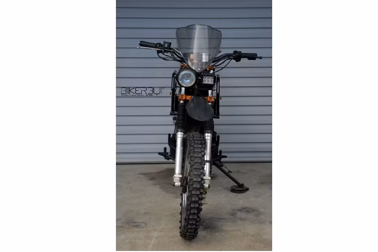 Bản độ này vẫn sử dụng động cơ nguyên bản của chiếc Yamaha Tricker XG 250, với động cơ SOHC 4 thì, dung tích 249cc cho sức mạnh tối đa 20,7 mã lực tại 7.500 vòng/phút và mô-men xoắn cực đại 20.5 Nm tại vòng tua máy 6.500 vòng/phút. Kết hợp cùng hộp số côn tay, 5 cấp. Chi tiết ống xả nguyên bản được thay thế bằng ống xả độ cho tiếng nổ cảm xúc hơn.