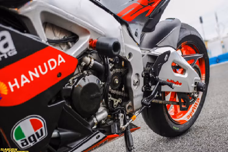 Đuôi xe trở nên thon gọn hơn nhờ vào thay đổi tiêu biểu từ việc tháo bỏ chắn bùn sau, thay đổi cụm đèn hậu sau tích hợp xi nhan MOTODYNAMIC, vừa đảm bảo chức năng đèn tín hiệu lại vừa giúp phần sau xe trở nên gọn gàng ra dáng đường đua hơn.