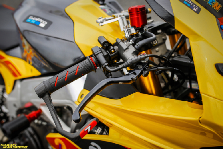 Ngoài ra ở hệ thống tay lái cũng được chủ xe cung cấp hàng loạt đồ chơi cao cấp, cụ thể là Chảng Ba CNC Racing Aprilia RSV4 (chính hãng), bộ trợ lực tay lái Ohlins, Clamp Ổ Khóa CNC Racing Aprilia RSV4 (chính hãng), Cùm Công Tắc GP CNC Racing Aprilia RSV4, cùm phanh Brembo Billet kết hợp cốc bình dầu CNC Racing, cùm côn dây GaleSpeed, càng bảo vệ tay lái Carbon, cùm tăng Domino 2 ống ga.