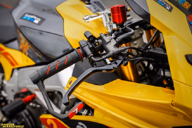 Ngoài ra ở hệ thống tay lái cũng được chủ xe cung cấp hàng loạt đồ chơi cao cấp, cụ thể là Chảng Ba CNC Racing Aprilia RSV4 (chính hãng), bộ trợ lực tay lái Ohlins, Clamp Ổ Khóa CNC Racing Aprilia RSV4 (chính hãng), Cùm Công Tắc GP CNC Racing Aprilia RSV4, cùm phanh Brembo Billet kết hợp cốc bình dầu CNC Racing, cùm côn dây GaleSpeed, càng bảo vệ tay lái Carbon, cùm tăng Domino 2 ống ga.